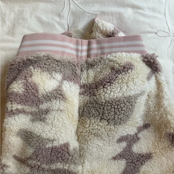 Cozy Camouflage Sherpa Joggers Women’s size medium - Picture 5 of 5